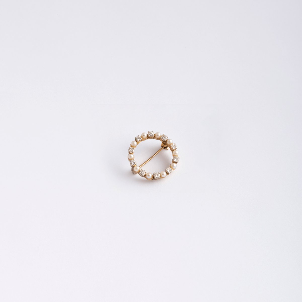 Petite broche ronde circulaire diamants et perles fines - Castafiore