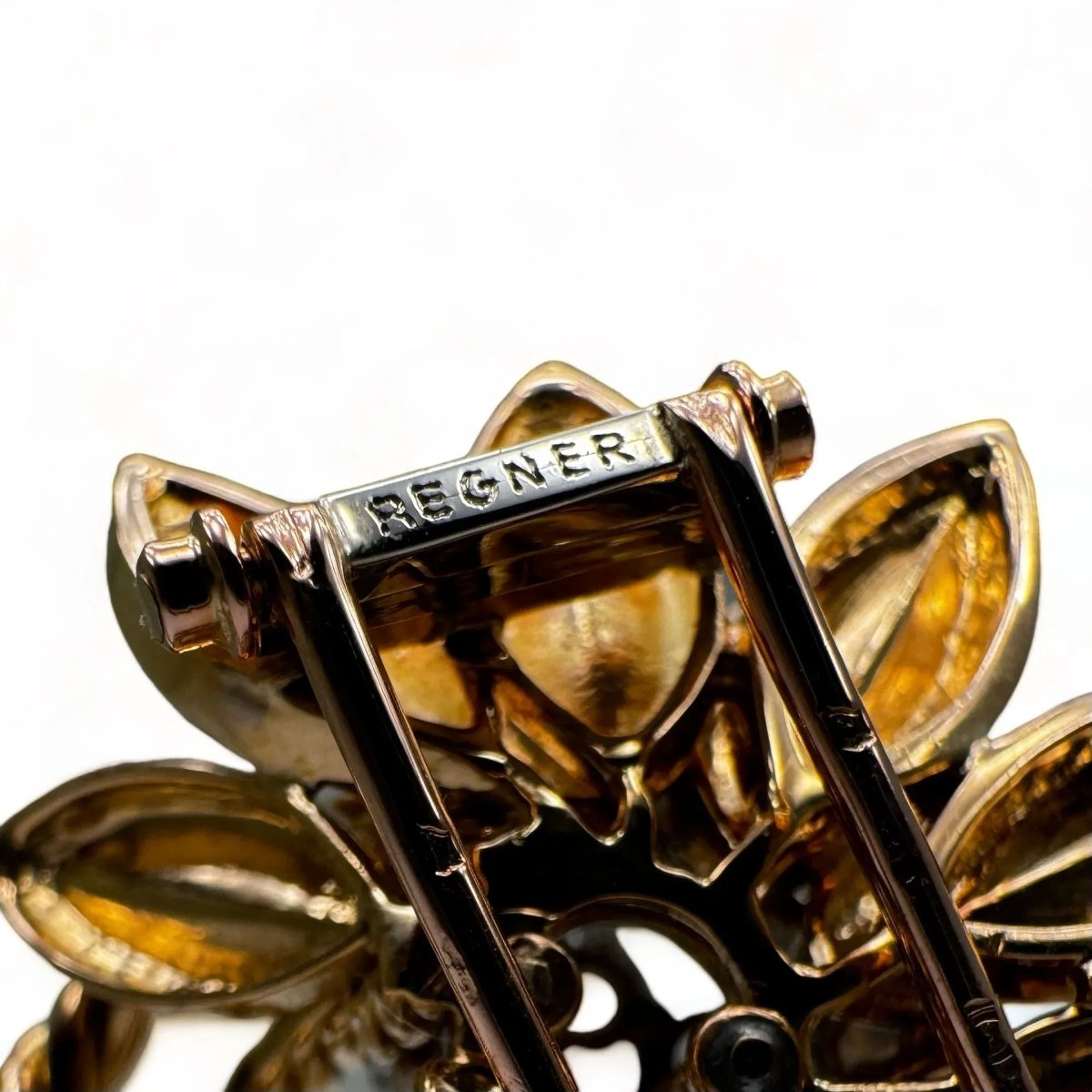 REGNER Broche - clip fleur en or et platine serti de diamants. - Castafiore