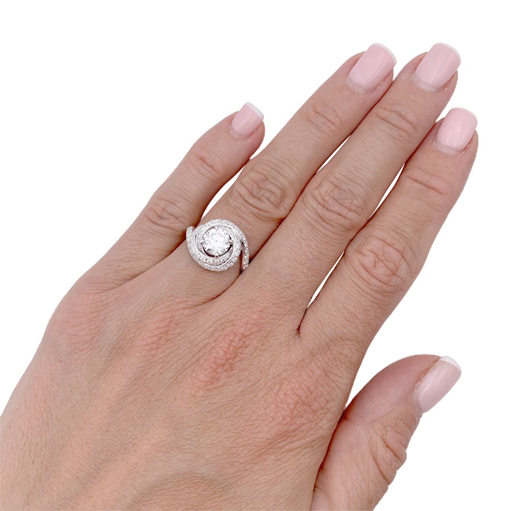 Solitaire Cartier, "Trinity Ruban", platine et diamants. - Castafiore
