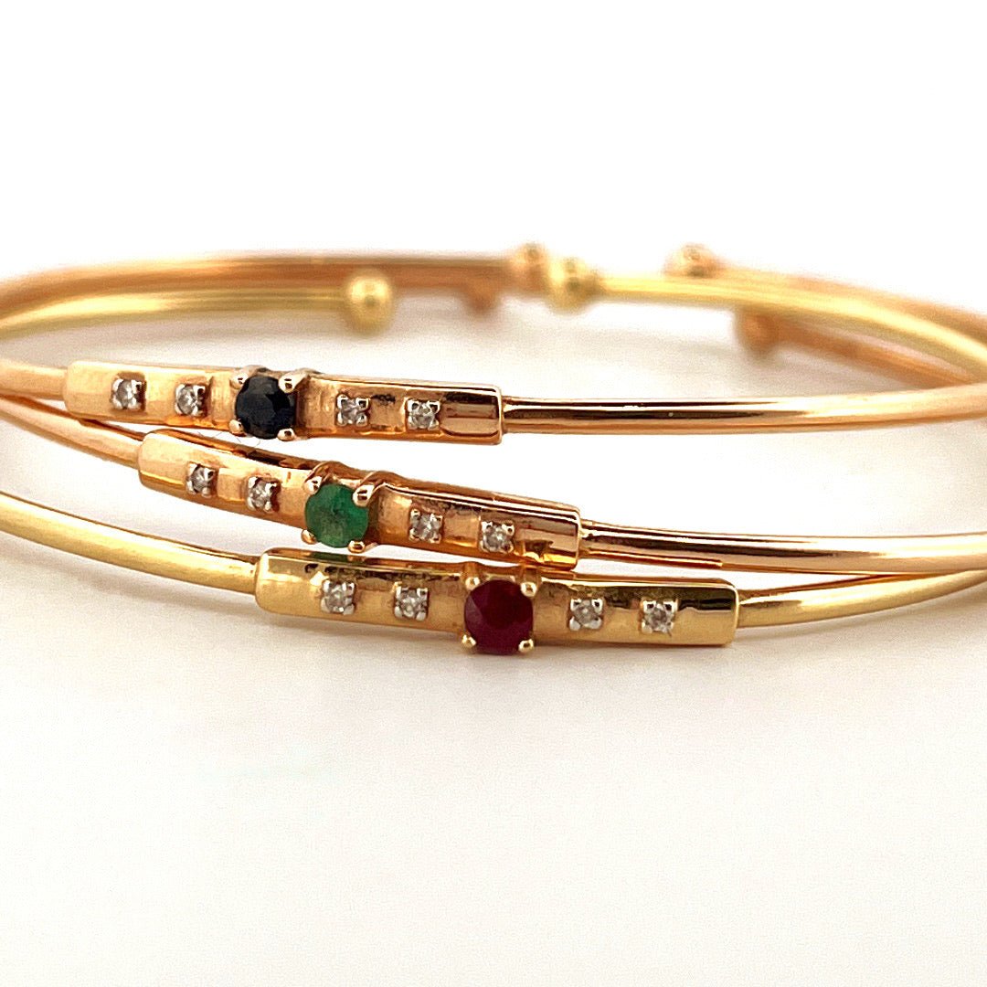 Trio de bracelets MAUBOUSSIN en or jaune, rubis, émeraude, saphir et diamants - Castafiore